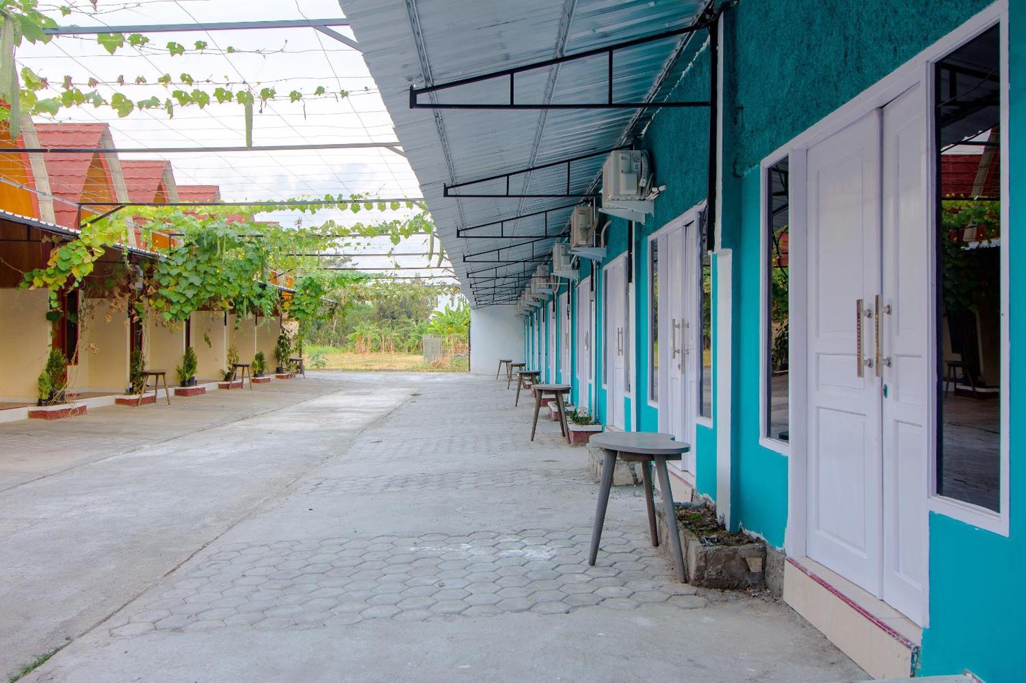 Oyo Life 1643 Grand Monica Hotel Maguwo Exterior photo